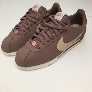 Nike Classic Cortez Leather Women sz 10 AV4618-200